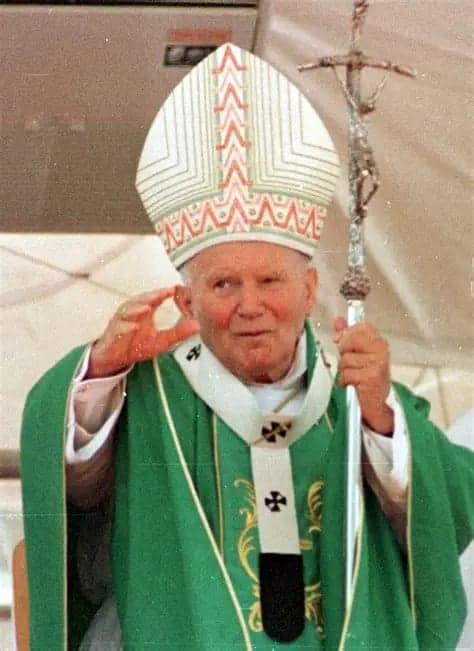 Saint Jean-Paul II bénissant la foule, en chasuble verte