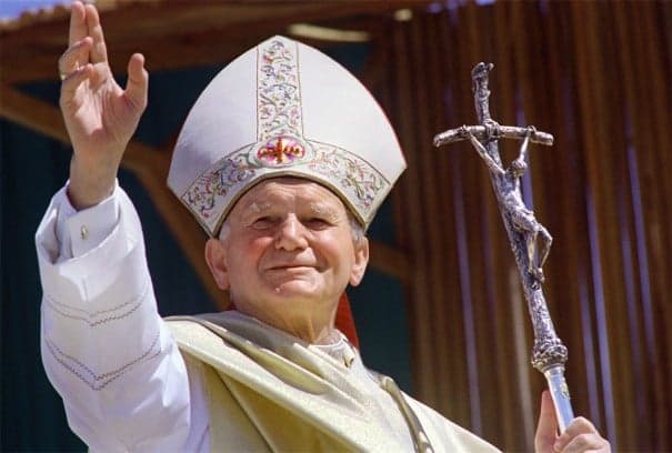 Saint Jean-Paul II saluant la foule, crosse à la main